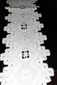 Preview: Tischband Hardangerstickerei